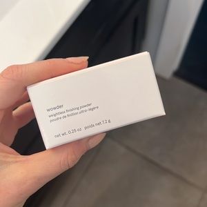 Glossier Wowder Finishing Powder